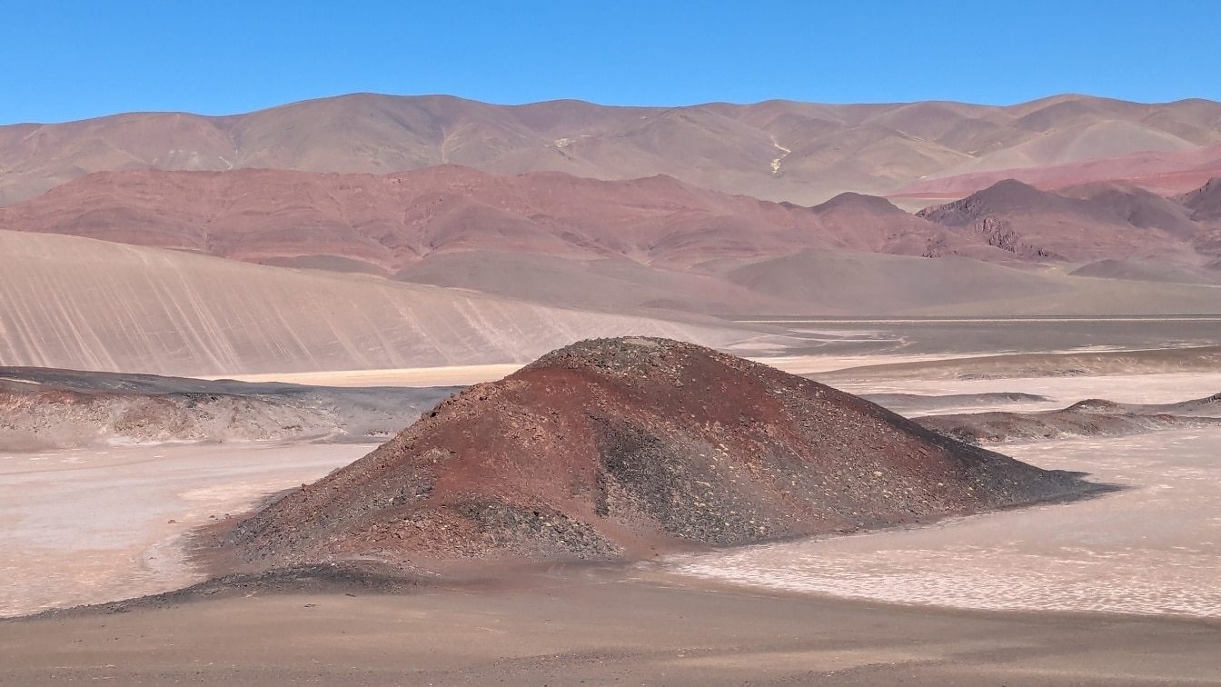 アルゼンチンのアントファリャ塩湖砂漠の山脈