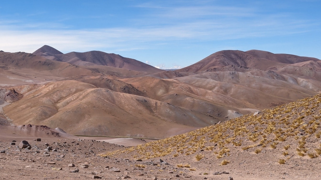 世界で最も乾燥した砂漠、南米のアタカマ砂漠の山々と青い空の風景