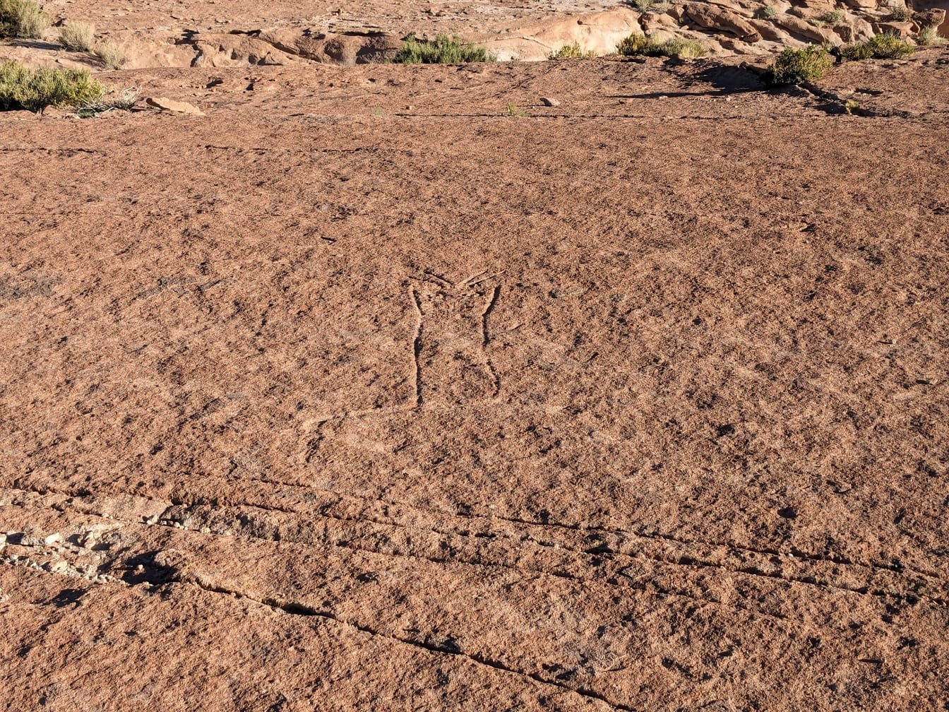 Szlifowane ryty naskalne na pustyni podobne do linii Nazca