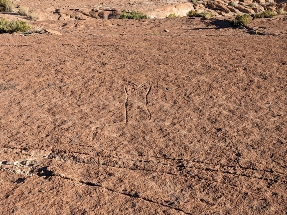 Geschliffene Felszeichnungen in der Wüste ähnlich den Nazca-Linien