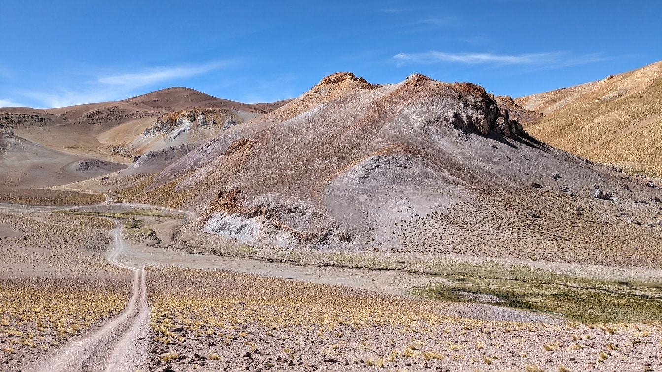 ถนนผ่านทะเลทรายที่แห้งแล้งที่สุดในโลกทะเลทราย Atacama ในอเมริกาใต้