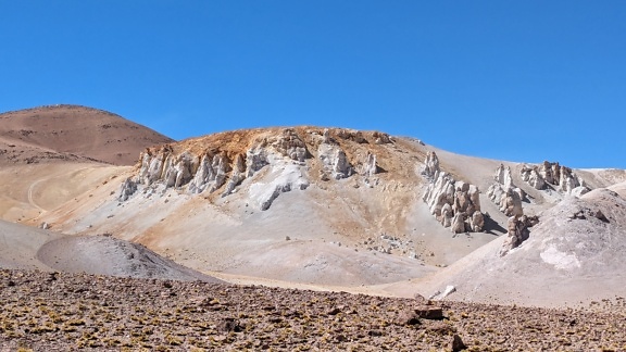 ภูมิทัศน์ของที่ราบสูงแห้งแล้งใน Puna de Atacama ในเทือกเขาแอนดีสทางตอนเหนือของชิลีและอาร์เจนตินา