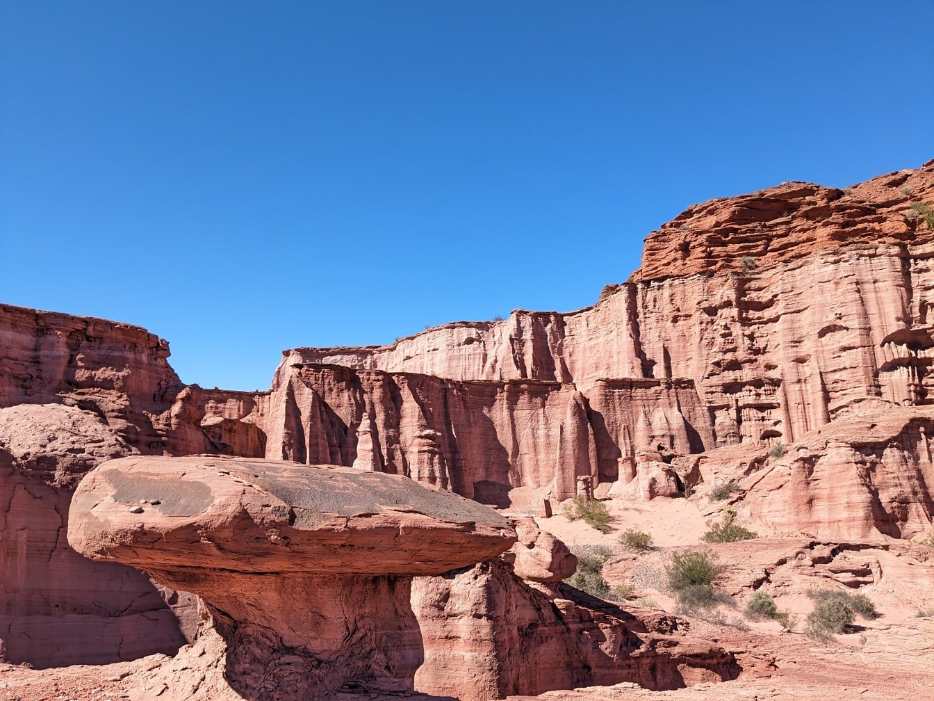 Rote Felsformationen in der Wüste im Talampaya-Nationalpark in der Provinz La Rioja in Argentinien