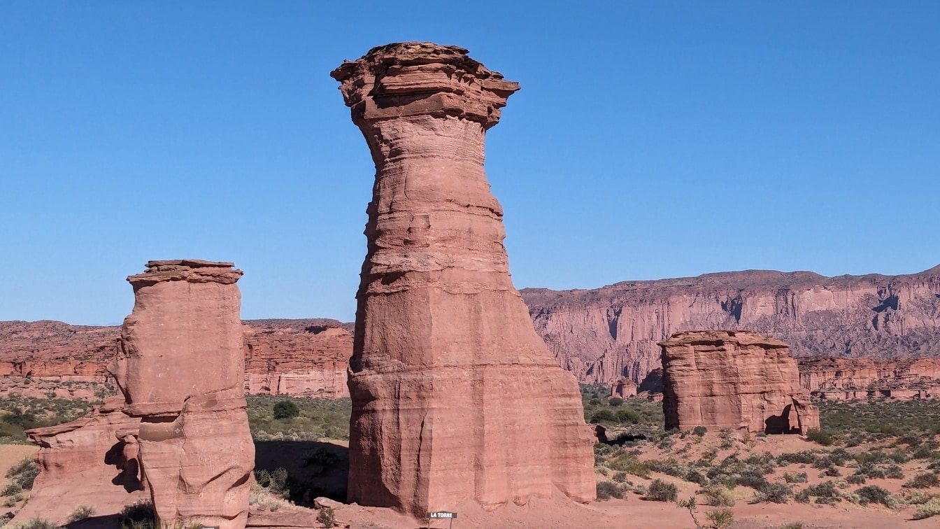Formações rochosas altas em um parque nacional de Talampaya na província de La Rioja na Argentina
