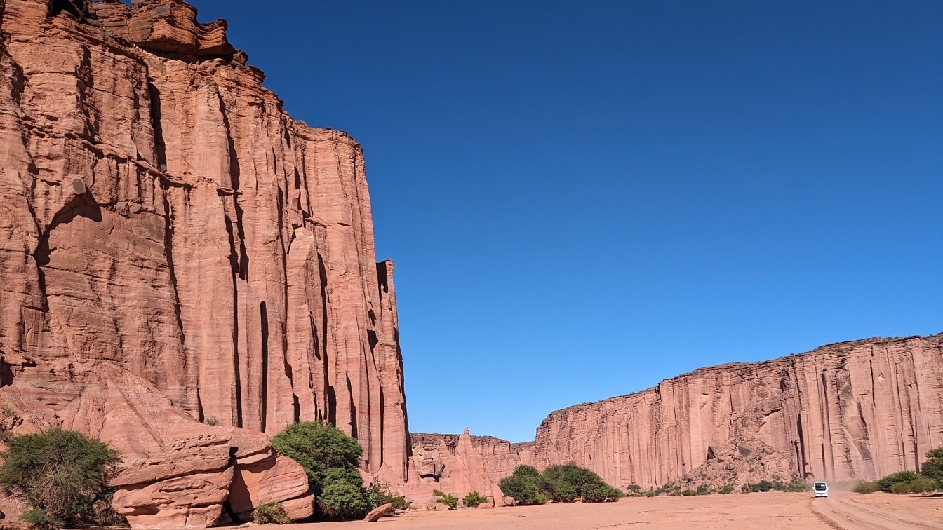 Velký skalní útvar v pouštním přírodním parku Talampaya v La Roya v Argentině