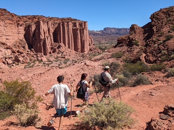 Randonneurs écotouristes en randonnée dans une zone rocheuse du parc national de Talampaya en Argentine