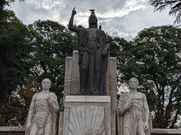 Statua in Piazza Italia (Plaza Italia) a Mendoza, Argentina