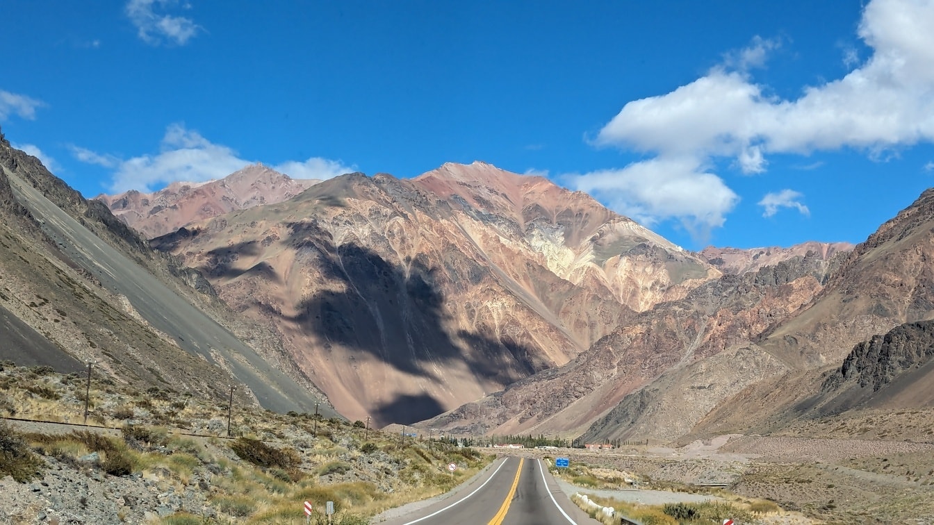 Nationalstraße 7 in Argentinien: eine Straße durch ein Tal mit Bergen im Hintergrund