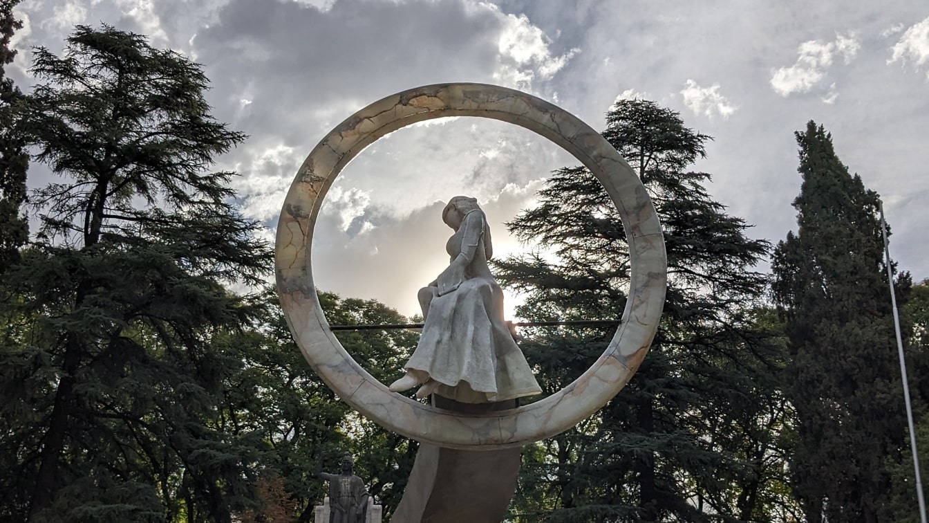 Statue av en kvinne som sitter i en sirkel på Italia Square (Plaza Italia) i Mendoza i Argentina