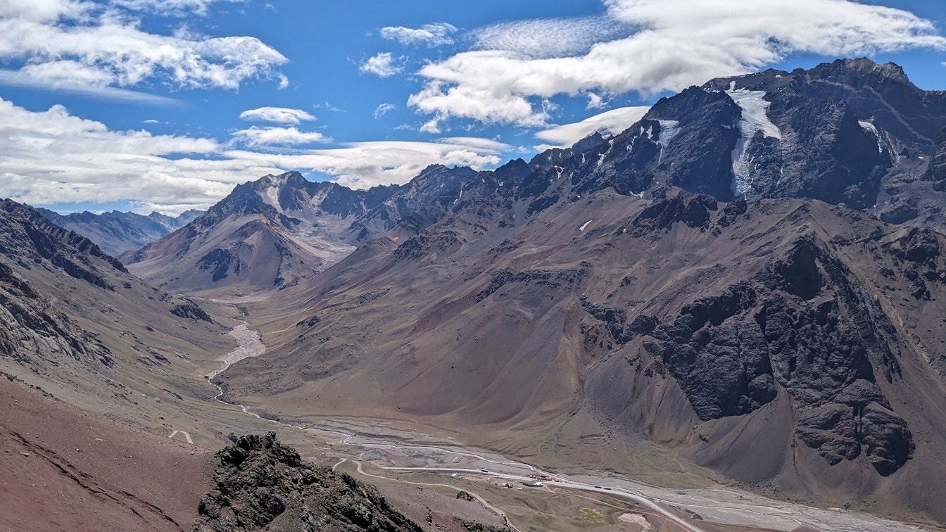 O pico da montanha Aconcágua na Cordilheira dos Andes na província de Mendoza, Argentina