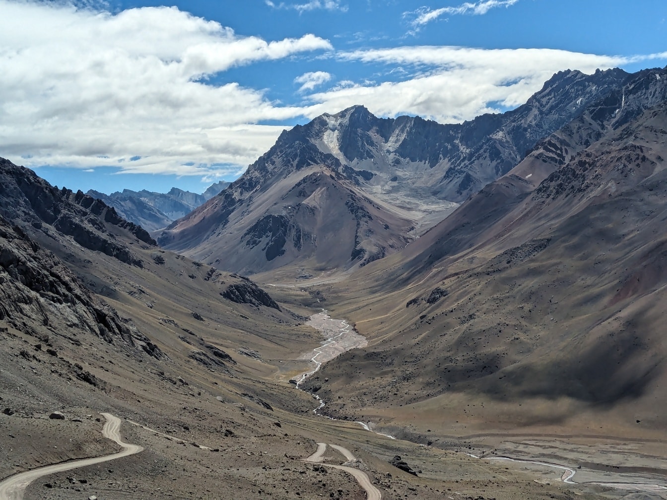 Vale nos Andes na Argentina com uma estrada através dele