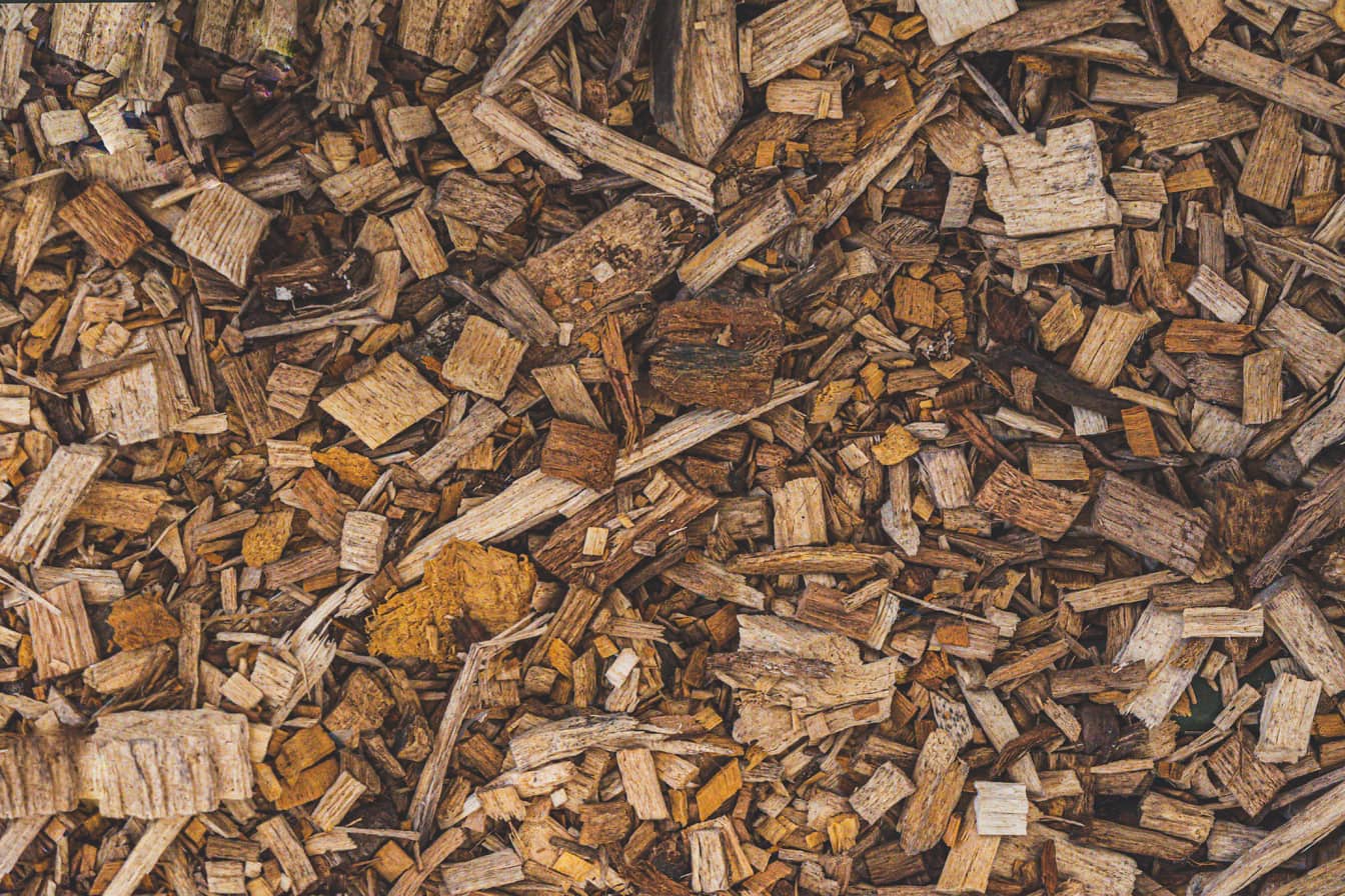 Textura de cavacos de madeira secos e em decomposição utilizados no processo de reciclagem