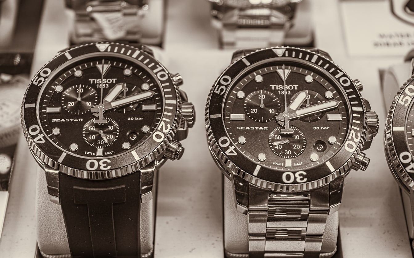 Elegante en dure horloges in een horlogewinkel