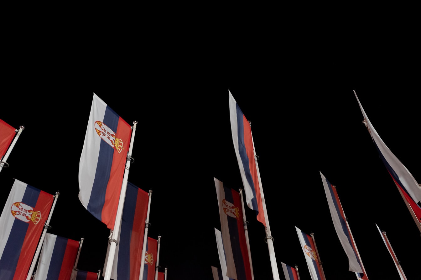 晚上，塞尔维亚共和国的许多旗帜在杆子上