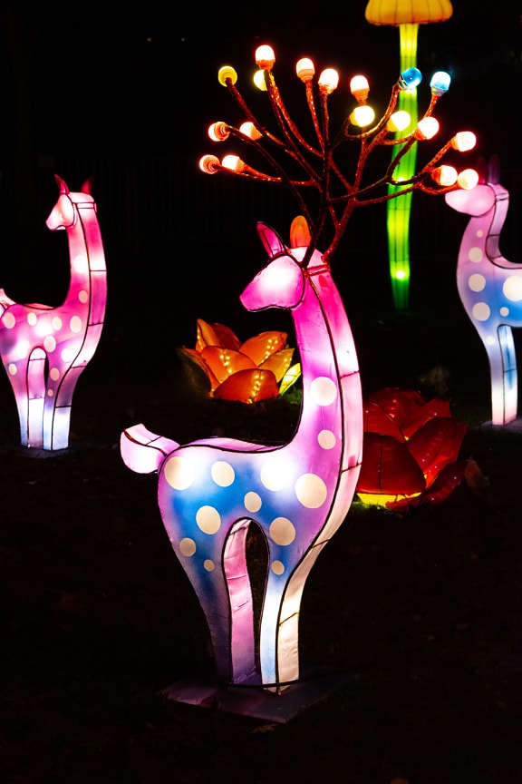 Цветни скулптури на елени на китайски фестивал на светлината