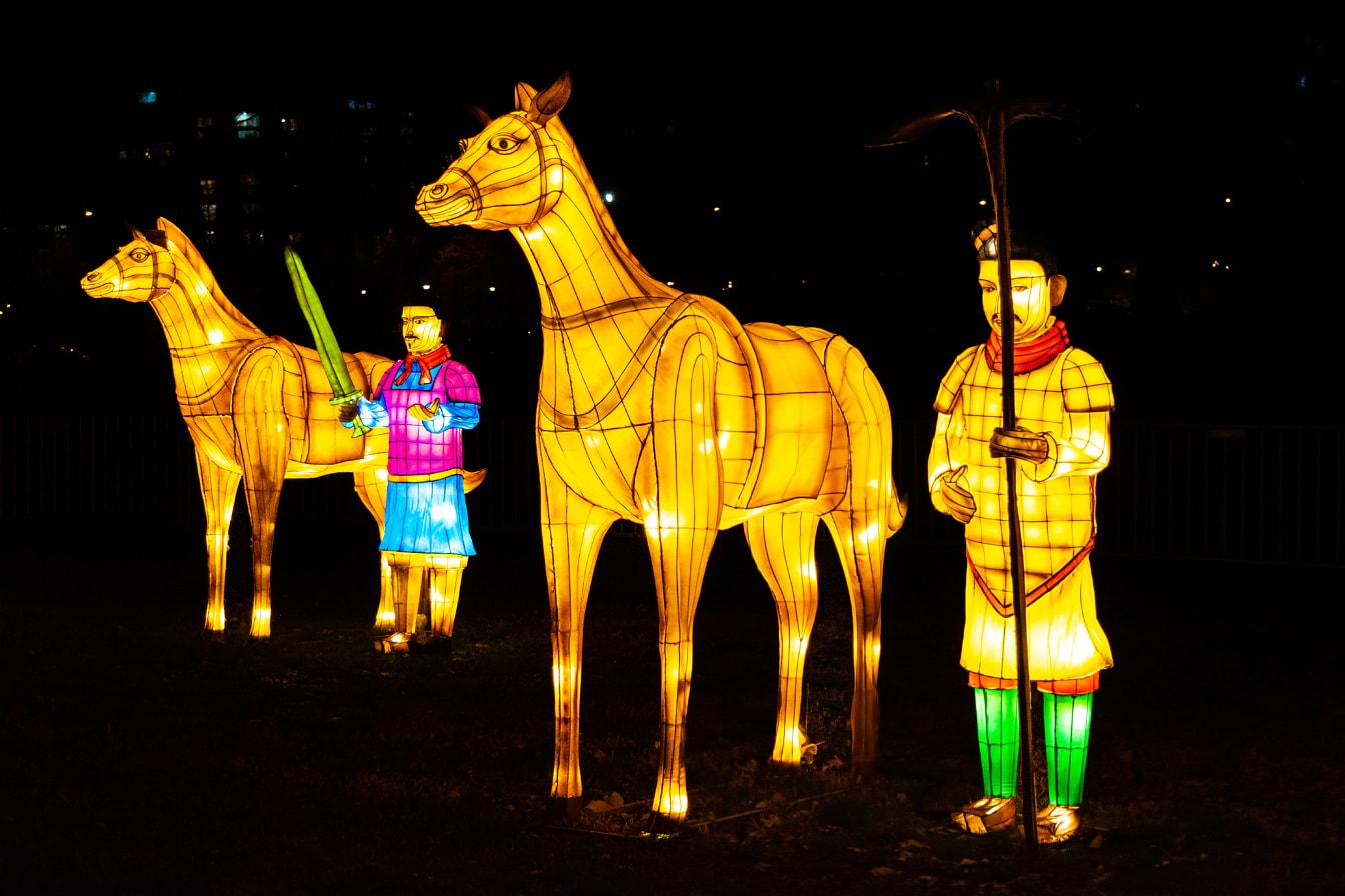 Beleuchtete Skulpturen im Stil der Terrakotta-Armee auf dem chinesischen Laternenfest, auch bekannt als Lichterfest