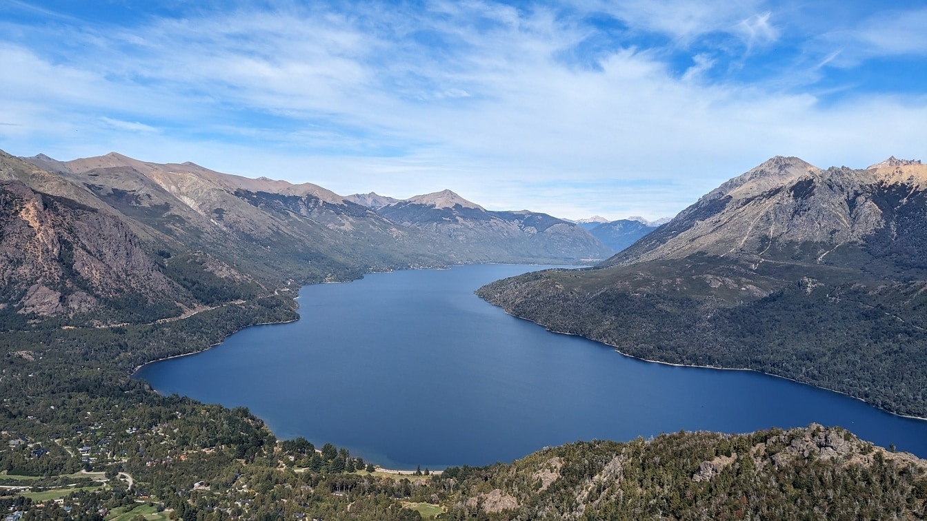 Panorama jezera v San Carlos de Bariloche, městě v argentinské provincii Rio Negro