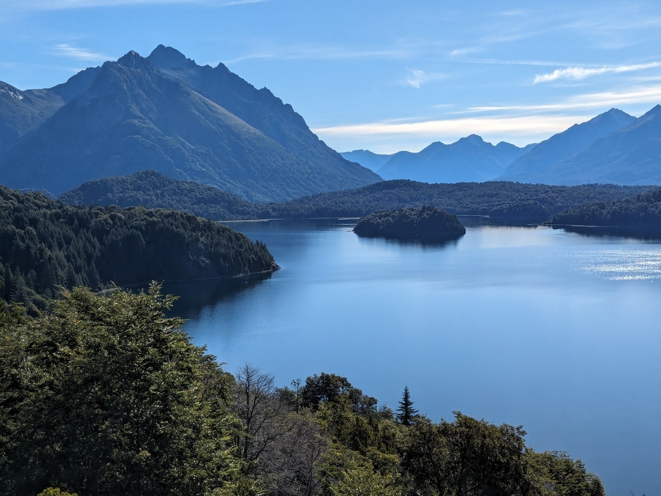 Velkolepá krajina jezera Nahuel Huapi v Patagonii v Argentině