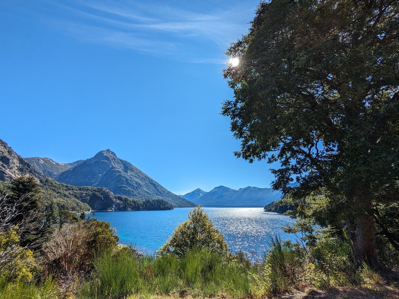 Landskap av Nahuel Huapi-innsjøen i Argentina, den første naturparken i Sør-Amerika
