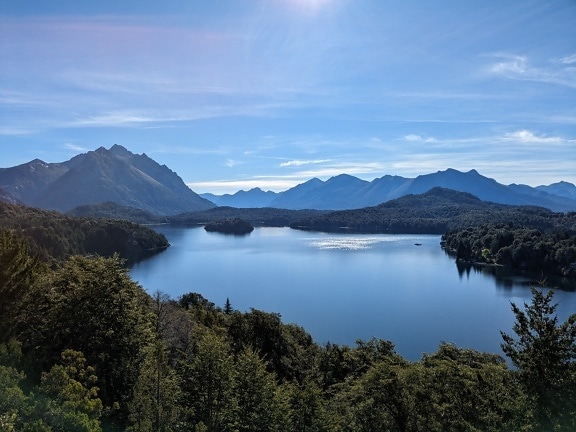 Πανόραμα της λίμνης Nahuel Huapi στα βουνά των Άνδεων στην Παταγονία στην επαρχία Río Negro στην Αργεντινή