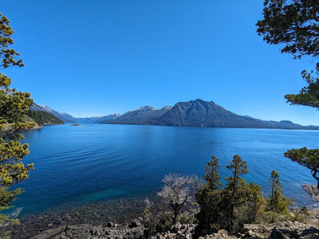 Fantastyczna panorama ciemnoniebieskiego jeziora w Parku Narodowym Nahuel Huapi w Argentynie