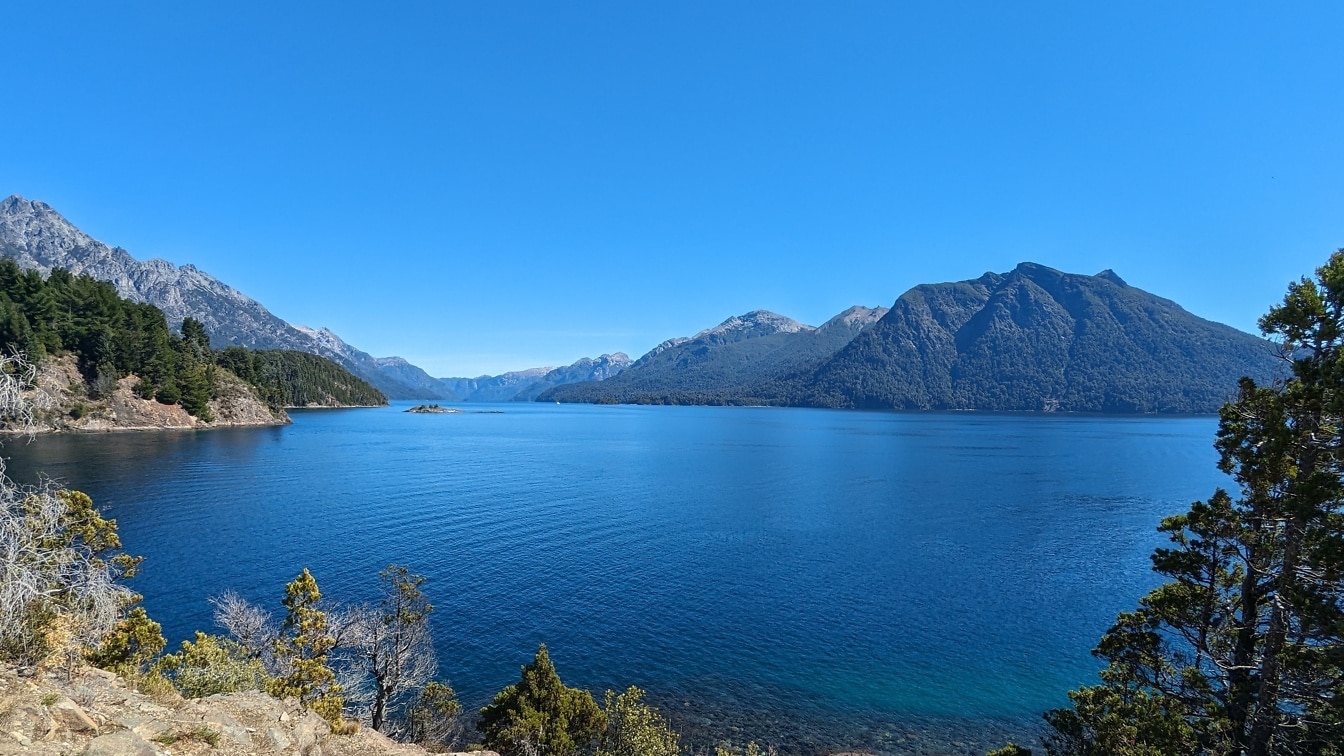 Lacul Nahuel Huapi din munții Anzi din regiunea Patagonia între provinciile Río Negro și Neuquén din Argentina