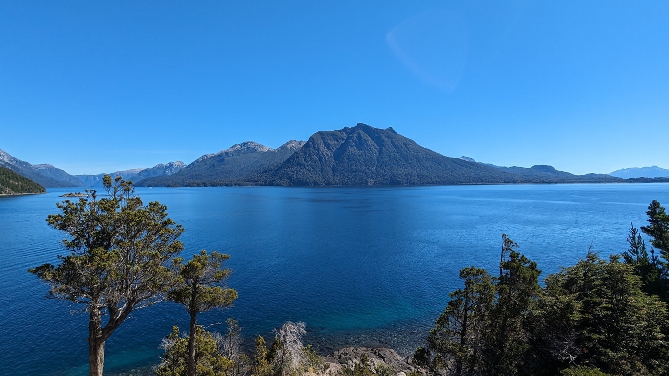 Ett hisnande panorama över Nahuel Huapi-sjön i nationalparken i Argentina
