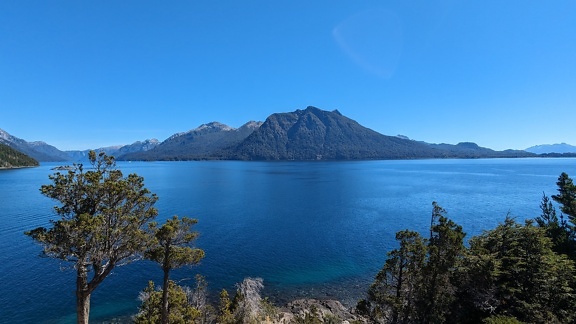 Un panorama mozzafiato del lago Nahuel Huapi nel parco nazionale in Argentina