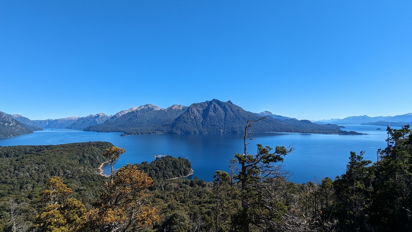 Panorama över sjön Nahuel Huapi i den äldsta nationalparken i Argentina med berg i bakgrunden