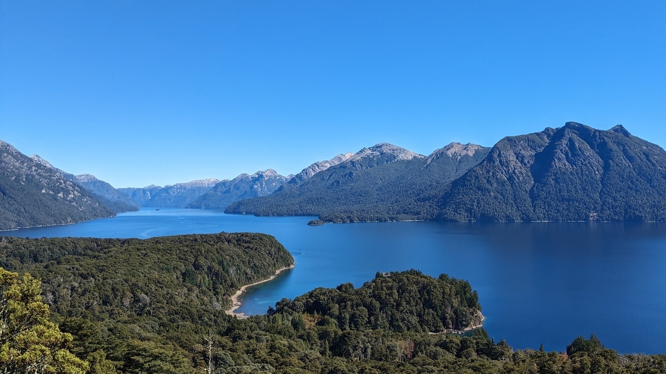 Majestätiskt panorama över Nahuel Huapi-sjön i Sydamerikas äldsta naturreservat