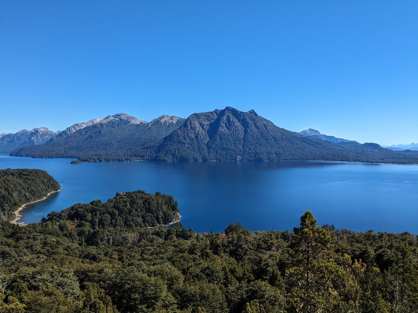 Het meer van Nahuel Huapi in natuurpark in Argentinië