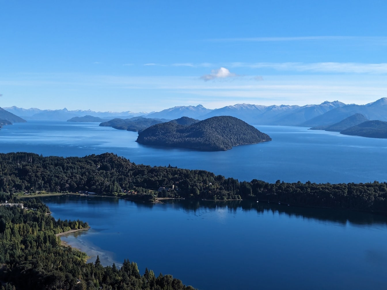 Het meer Nahuel Huapi in nationaal park in Argentinië