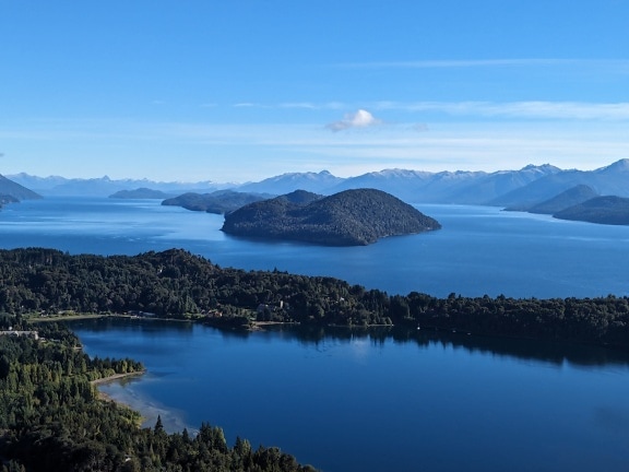 Il lago Nahuel Huapi nel parco nazionale in Argentina