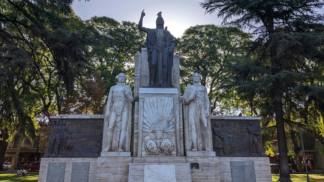 Romuluksen ja Remuksen muistomerkki Italian aukiolla Mendozan kaupungissa Argentiinassa