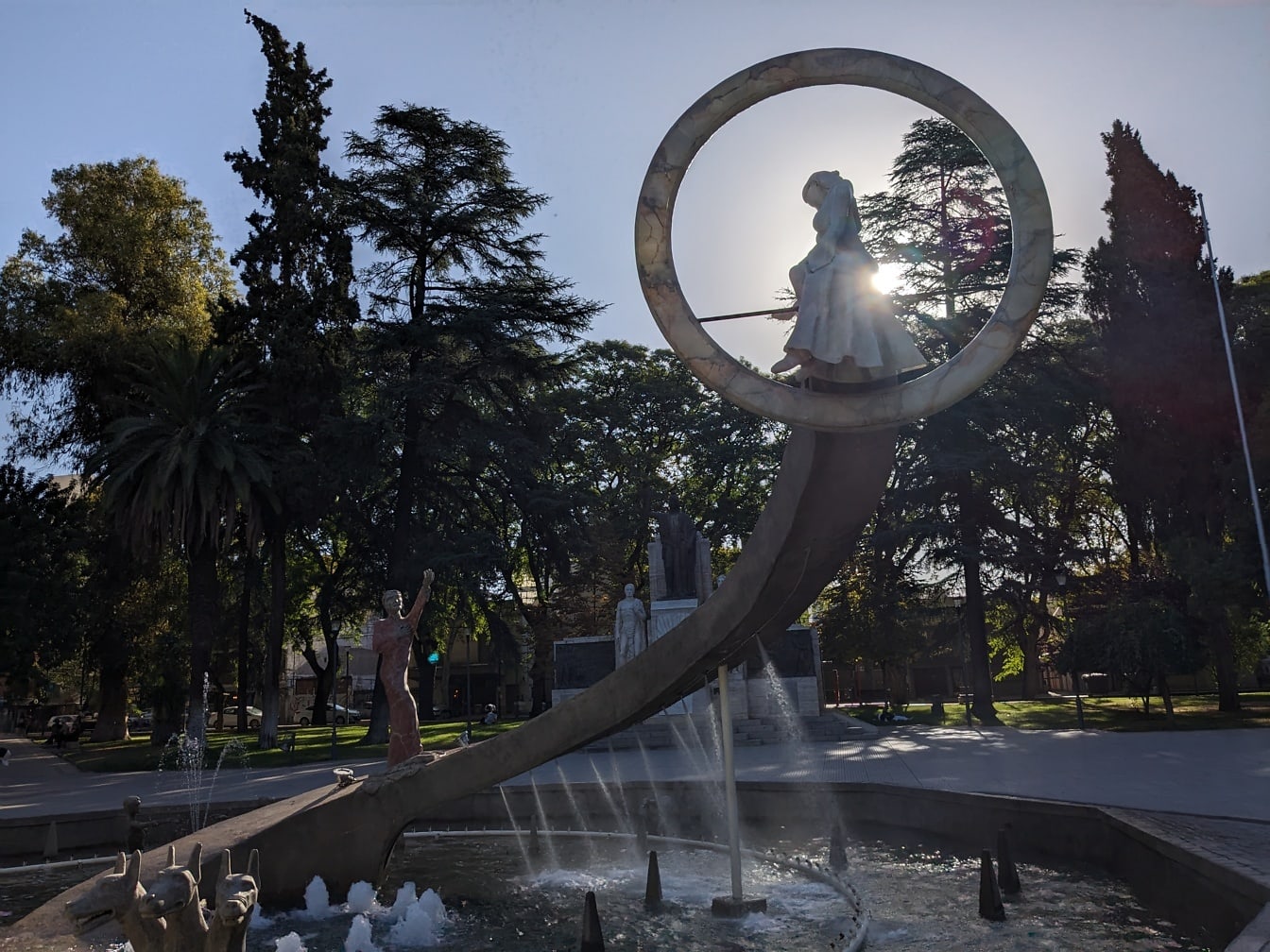 Socha ženy v kruhu vo vnútri fontány umiestnenej na námestí Plaza San Martin v Mendoze v Argentíne.