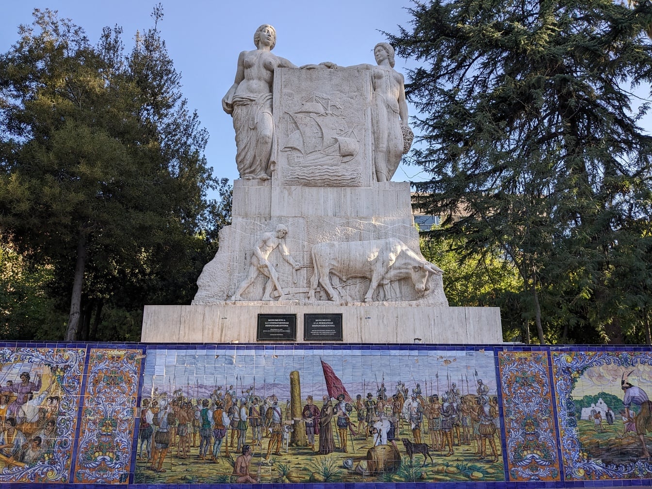 Het Spaanse monument van de broederschap door beeldhouwer Luis Bartolomé Somoza bij het vierkant van Spanje in de stad Mendoza in Argentinië