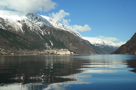 Lac Sandvinvatnet dans la ville d’Odda en Norvège, Scandinavie