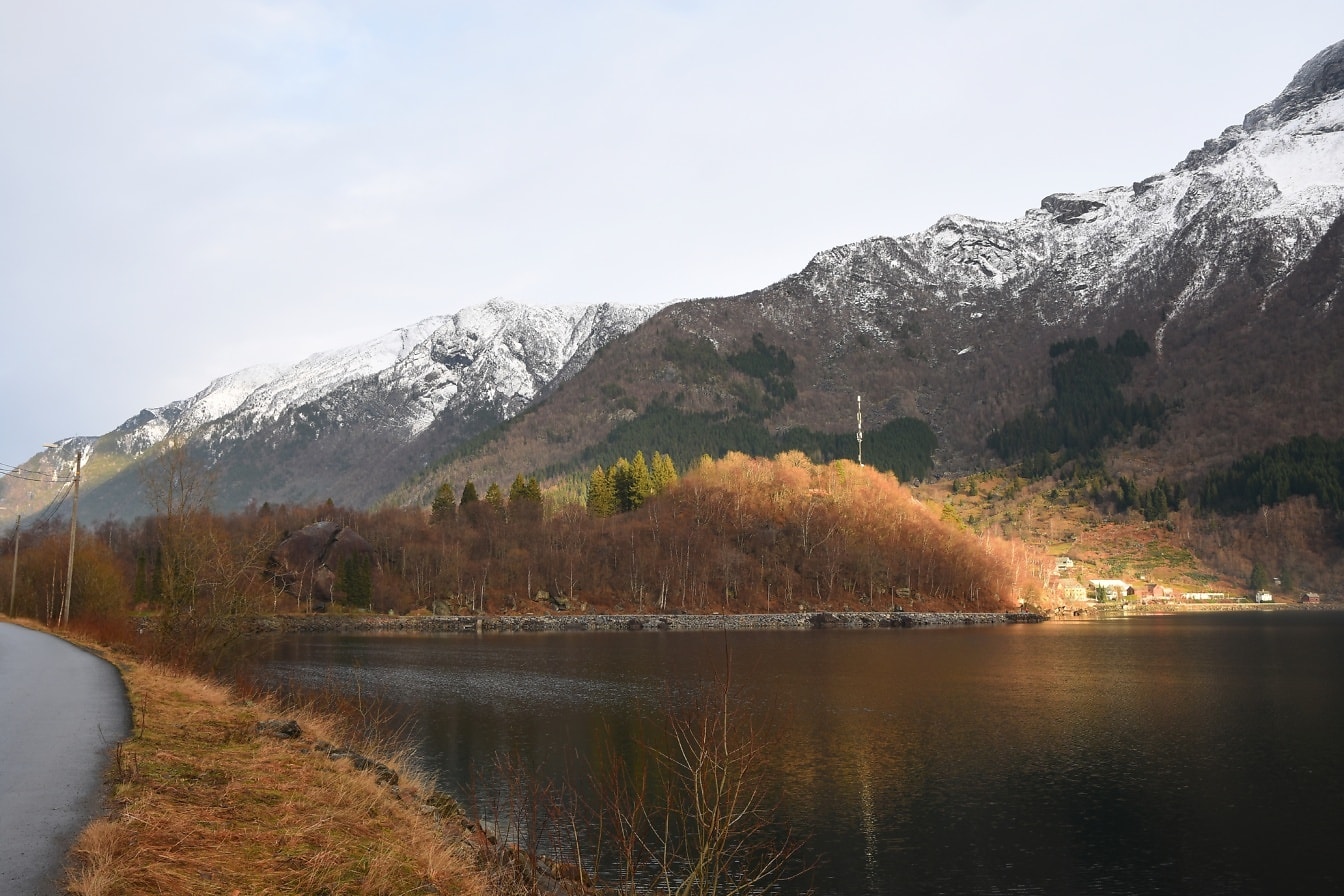 De Tosen fjord in Bindal in Nordland in Noord-Noorwegen in Scandinavië met bergen op de achtergrond