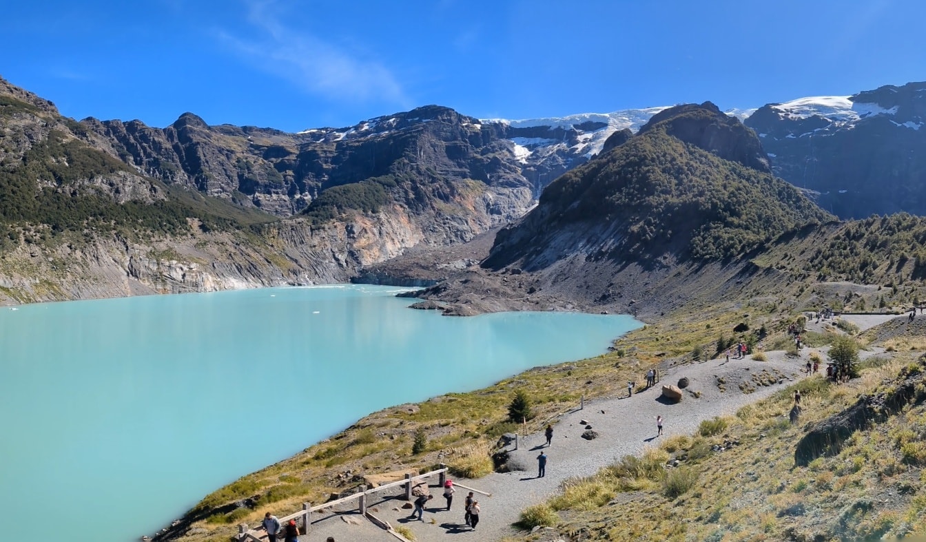 Turisté u jezera Ventisquero Negro v Patagonii v Argentině, známé turistické atrakce v Jižní Americe