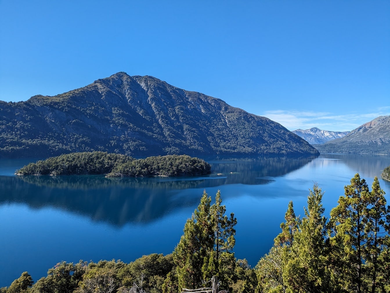 Pemandangan megah danau Mascardi di Patagonia di provinsi Río Negro di taman nasional Nahuel Napi di Argentina