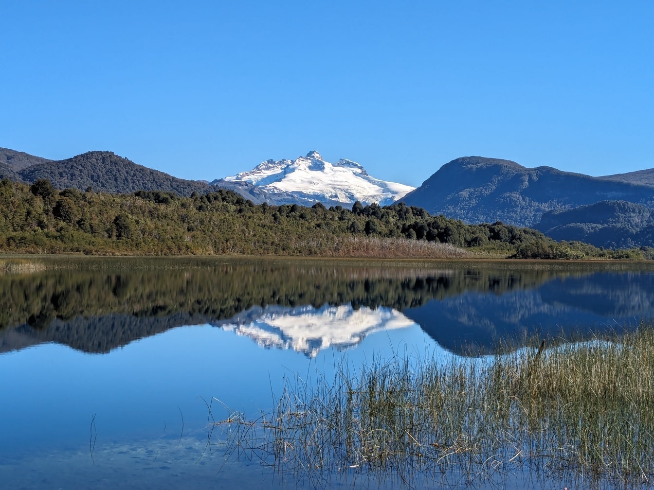 Η λίμνη Lago Hess στο εθνικό πάρκο Nahuel Huapi στην επαρχία Rio Negro στην Αργεντινή με ένα βουνό στο βάθος