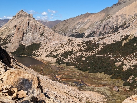 Планинска верига с езеро в долината в Патагония природен резерват в Аржентина
