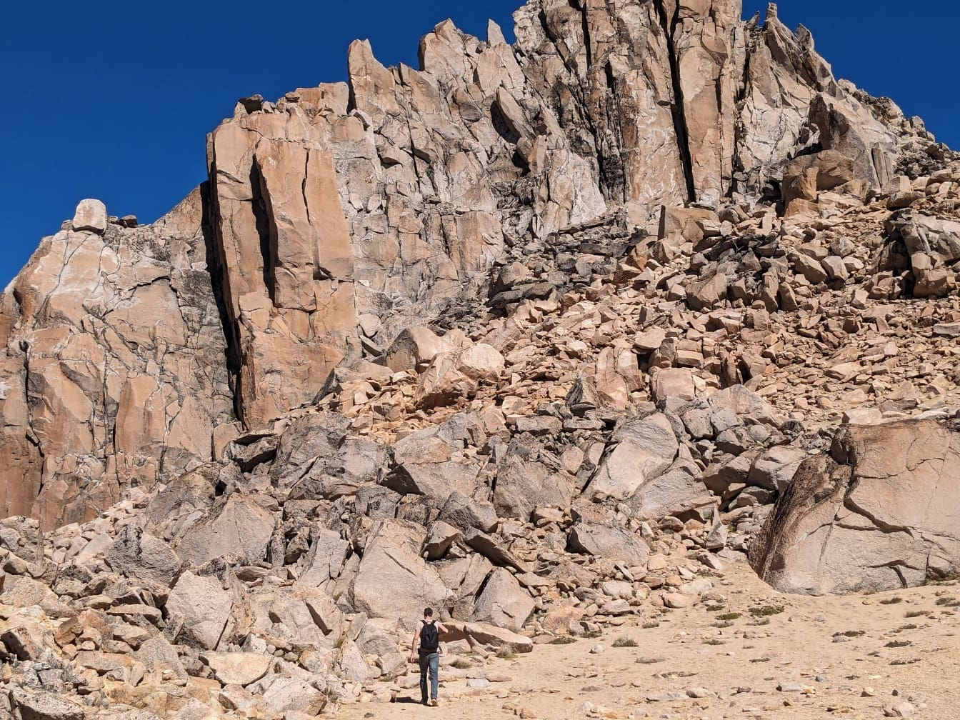 Fjellklatrer klatrer til steinete fjelltopp i Nahuel Huapi nasjonalpark i Sør-Amerika