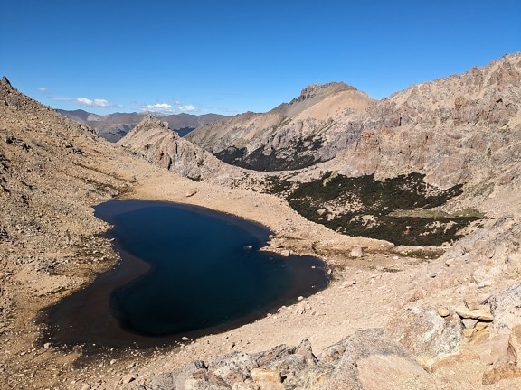 La laguna Schmoll en el parque nacional Nahuel Huapi en la provincia de Río Negro en Argentina, un lago rodeado de montañas