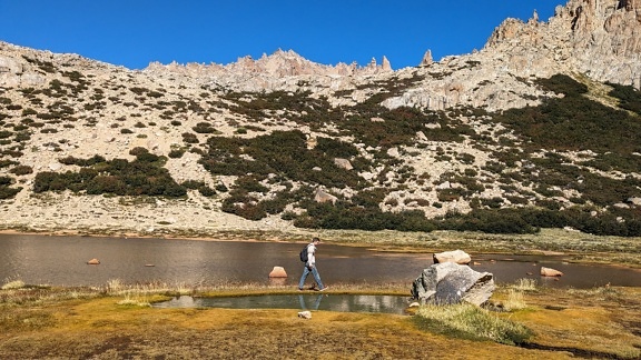 Mann geht an einem See in der Provinz Rio Negro in Patagonien in Argentinien spazieren