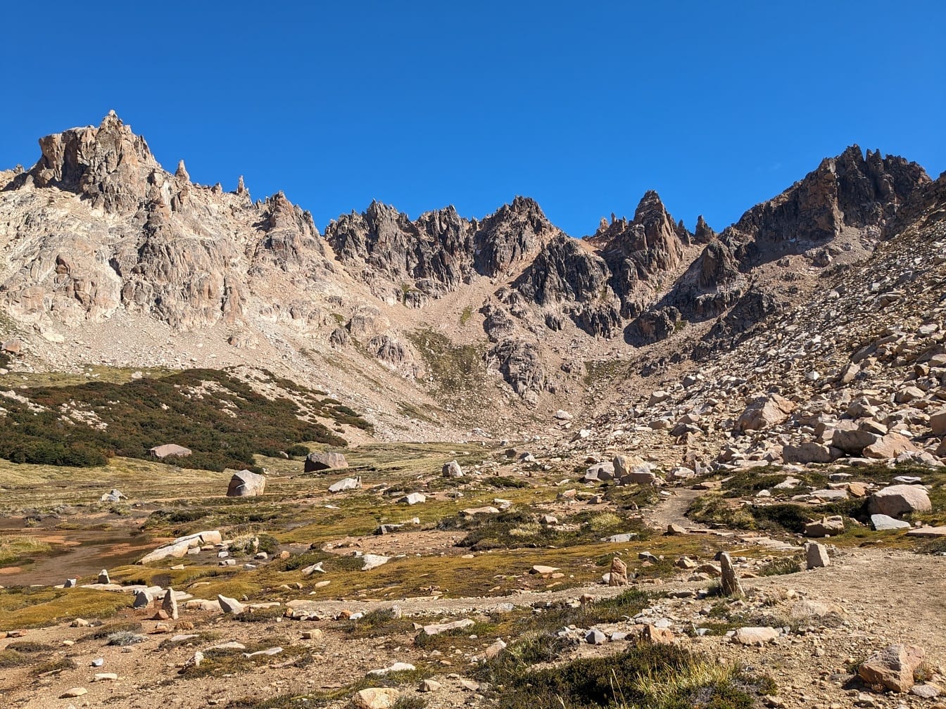 Stenet bjergkæde ved Refugio San Martin i nationalparken Nahuel Huapi i Patagonien i Argentina