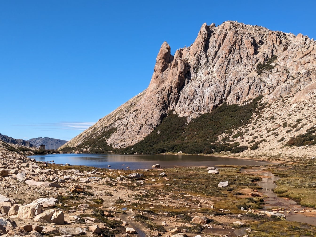Felsige Klippen am Refugio Frey bei San Carlos de Bariloche im Nahuel Napi Nationalpark in Südamerika