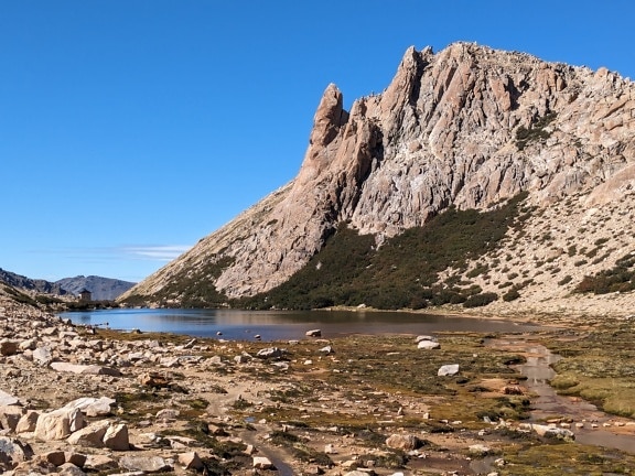 남아메리카 나우엘 나피(Nahuel Nap) 국립공원의 산 카를로스 데 바릴로체(San Carlos de Bariloche)에 있는 레푸지오 프레이(Refugio Frey)의 바위 절벽