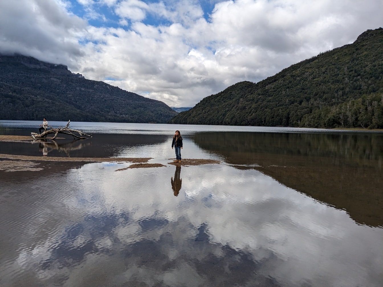 Kobieta stojąca w wodzie jeziora Lago Falkner znajdującego się w Parku Narodowym Nahuel Napi w Argentynie