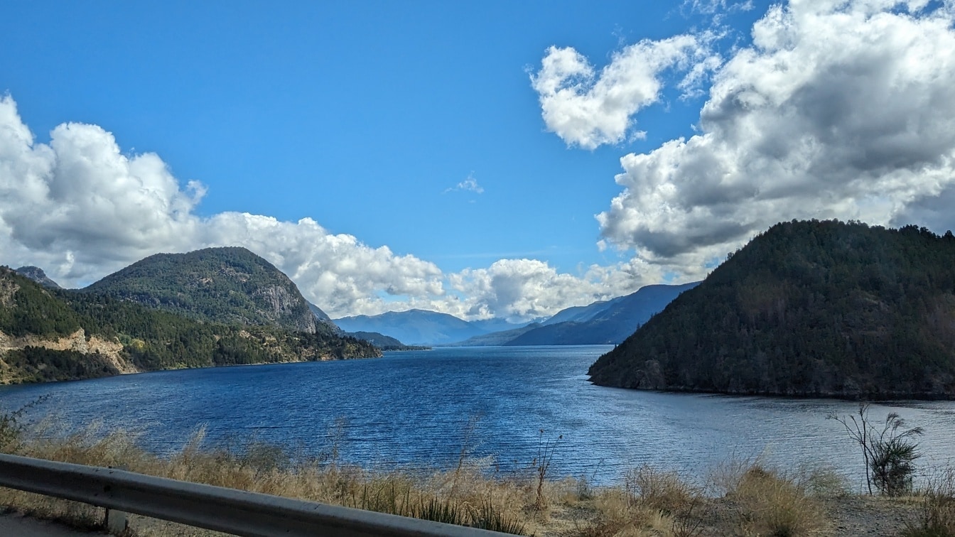 Carretera junto al lago Lácar, un lago glaciar en la provincia de Neuquén en Argentina.
